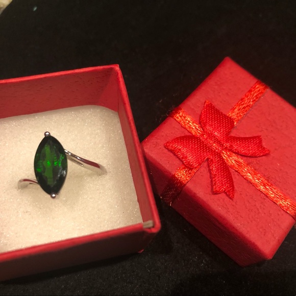 Green & Silver Ring Size 8 - Picture 2 of 8